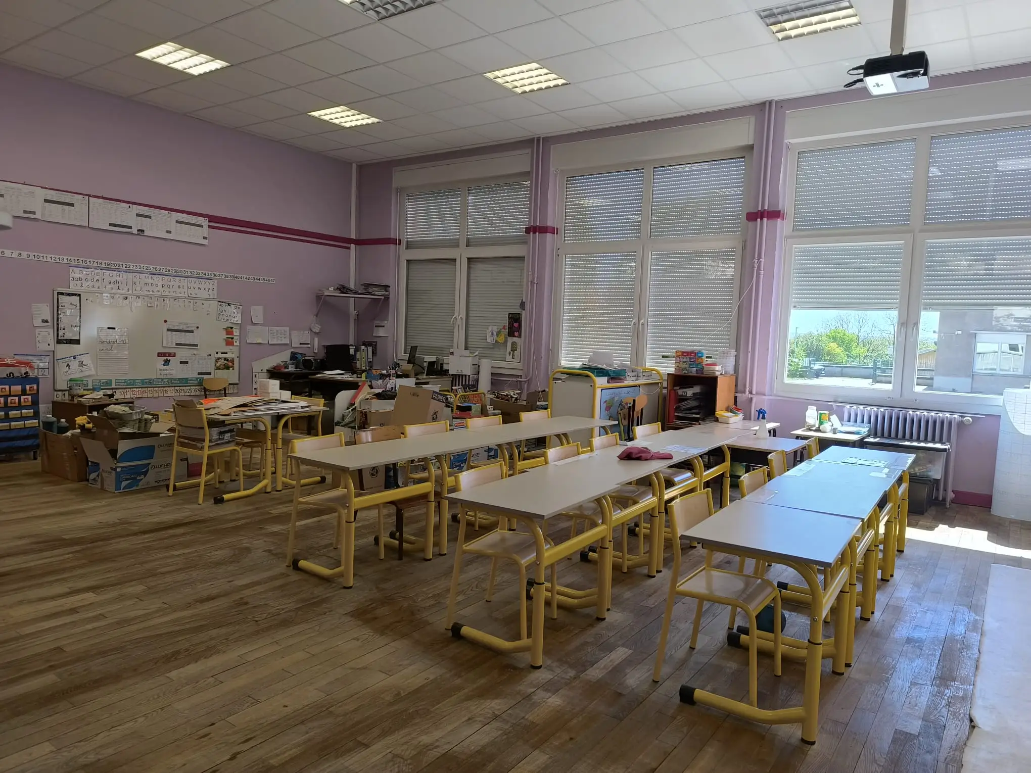 Salle de classe d’école élémentaire, parquet remis en état avant la rentrée
