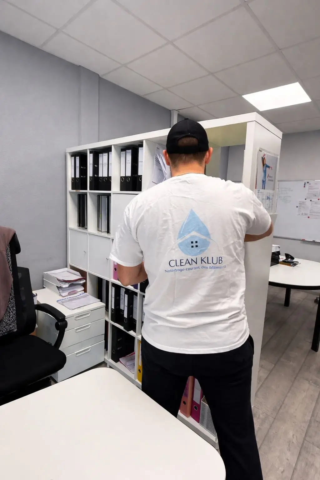 Agent CLEAN KLUB en tenue de travail floquée, en intervention dans un bureau