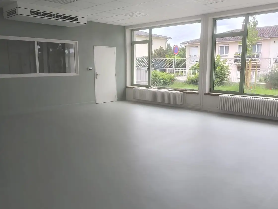 Grandes baies vitrées d’un local professionnel nettoyées, vue dégagée sur l’extérieur