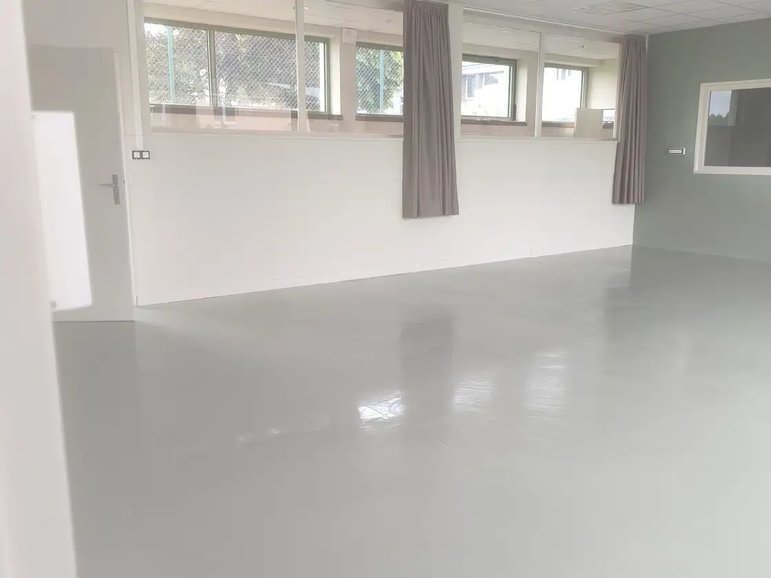 Grande salle livrée après travaux, sol gris lustré sans aucune trace, plafond en dalles dépoussiéré